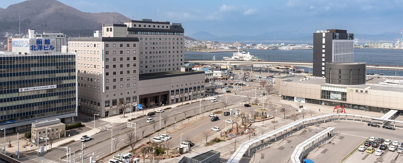 สถานี JR ฮาโกดาเตะ・ป้ายรถราง・สถานีขนส่งอยู่หน้าโรงแรม หนึ่งในเสน่ห์คือทำเลที่ยอดเยี่ยม