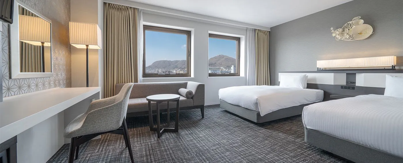 ห้องพักที่มีสไตล์และทันสมัยเน้นความสะดวกสบาย มีปลั๊กไฟและพอร์ต USB ข้างเตียง