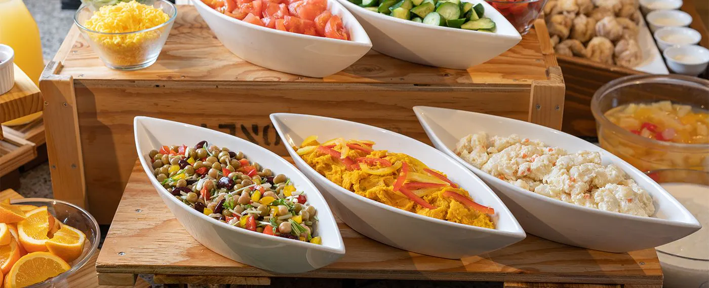 บุฟเฟ่ต์อาหารเช้า: อาหารหลากสีสันที่ใช้ผักสดที่นำเข้ามาโดยตรงจากเกษตรกรพันธมิตรในพื้นที่ใกล้เคียง