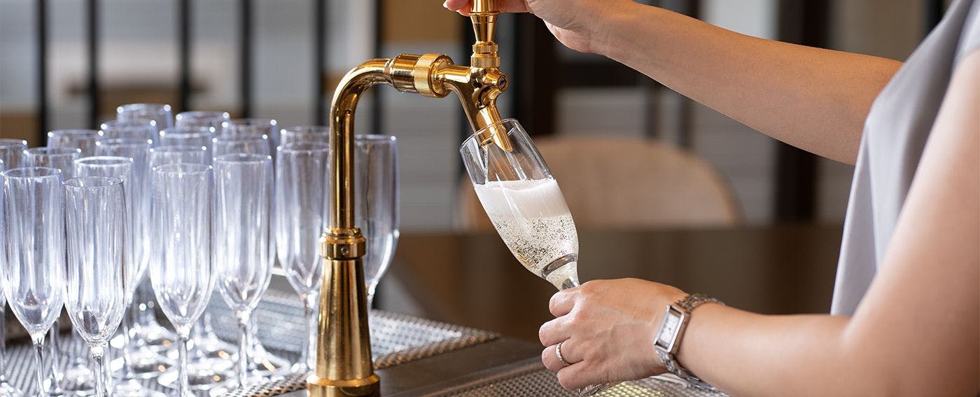 บุฟเฟ่ต์อาหารเช้า: เริ่มต้นเช้าวันใหม่อย่างหรูหราด้วยอาหารเช้าพิเศษพร้อมไวน์ยามเช้า