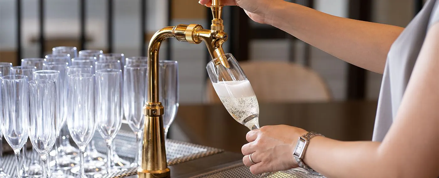 บุฟเฟ่ต์อาหารเช้า: เริ่มต้นเช้าวันใหม่อย่างหรูหราด้วยอาหารเช้าพิเศษพร้อมไวน์ยามเช้า