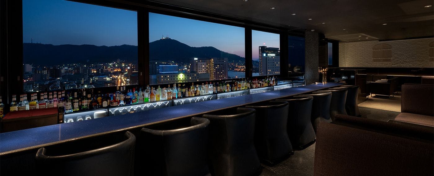 【บาร์กลางคืน เอสเตลาร์โด】เพลิดเพลินกับทิวทัศน์อันงดงามของฮาโกดาเตะจากหน้าต่างหลังเคาน์เตอร์บาร์และลิ้มรสเหล้าชื่อดังของฮอกไกโด