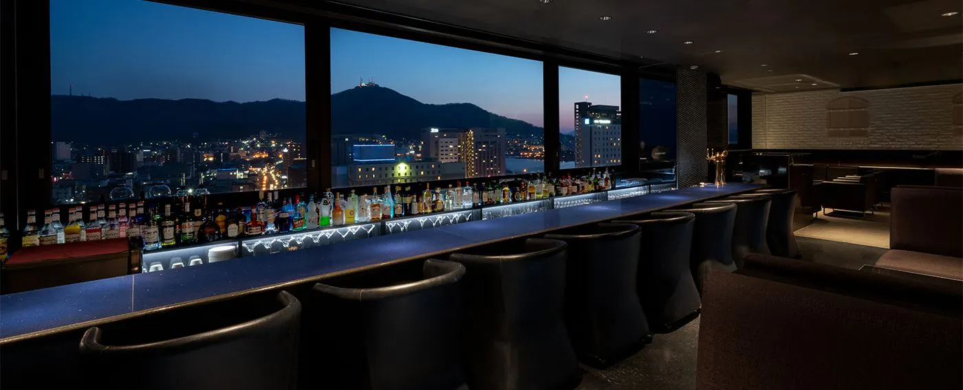 【บาร์กลางคืน เอสเตลาร์โด】เพลิดเพลินกับทิวทัศน์อันงดงามของฮาโกดาเตะจากหน้าต่างหลังเคาน์เตอร์บาร์และลิ้มรสเหล้าชื่อดังของฮอกไกโด