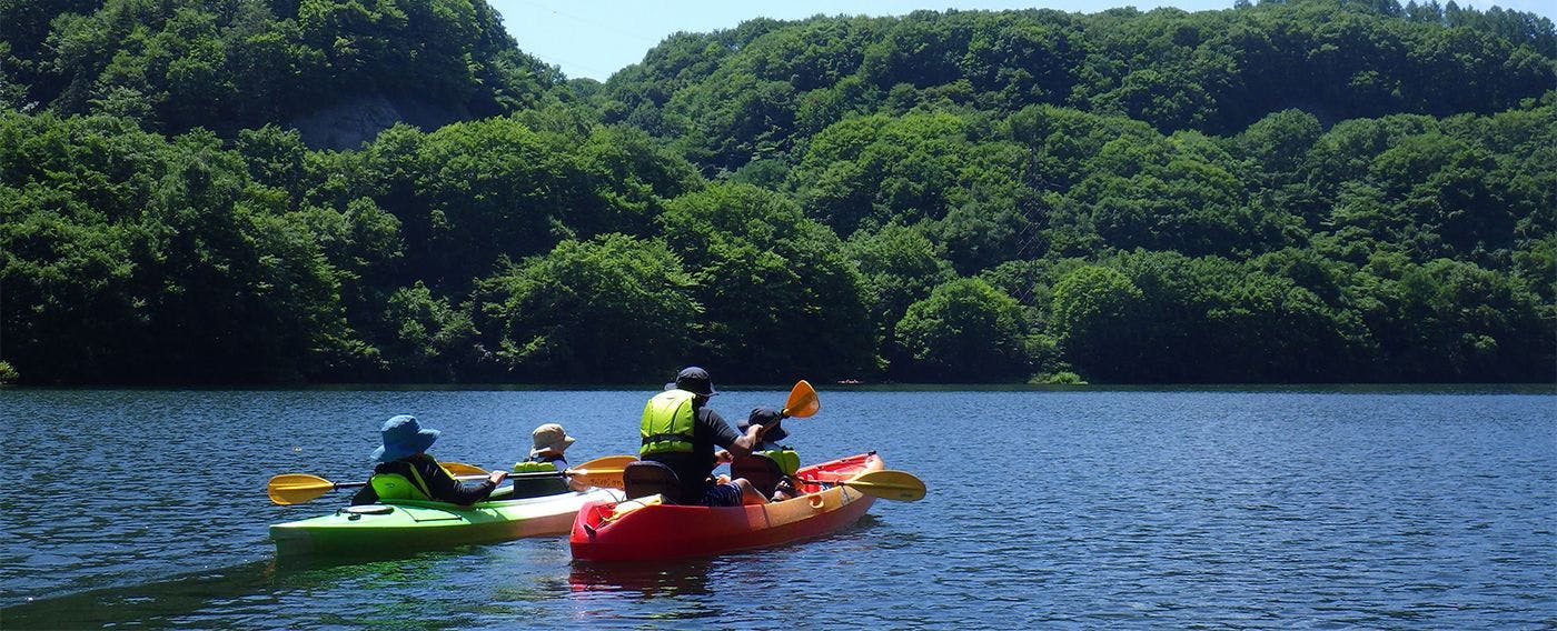 在大自然環抱的寧靜湖面上，悠閒地享受巡航吧！