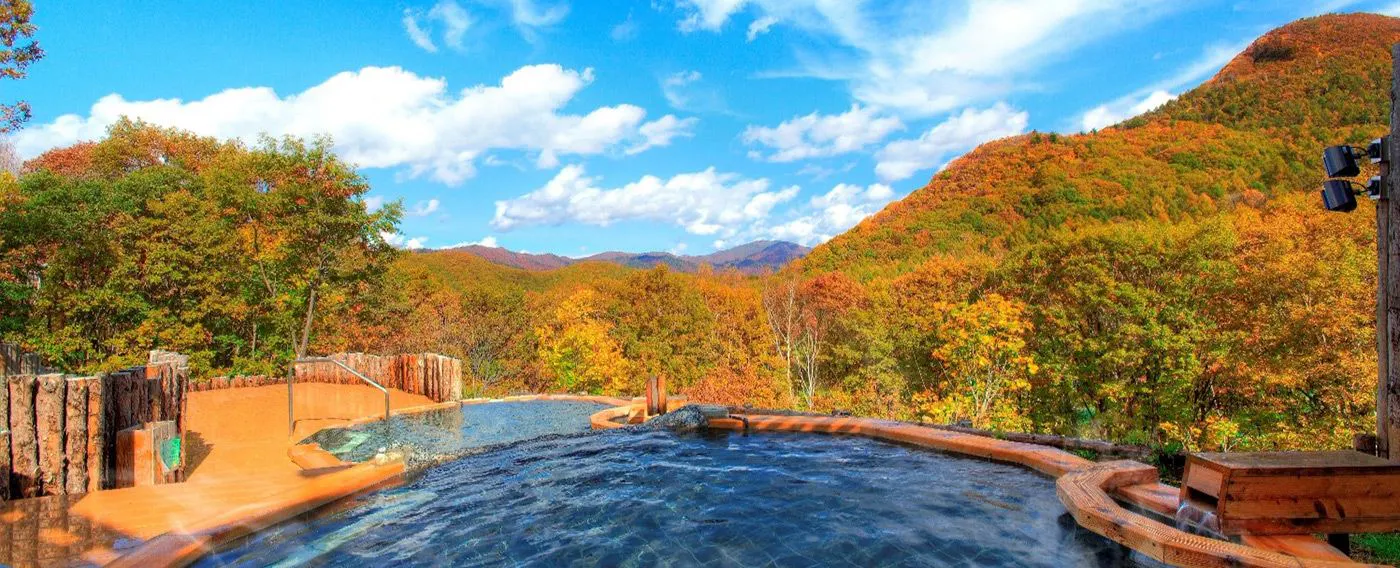 被紅葉環繞、供住宿旅客專用的獨棟露天溫泉「凜樂」