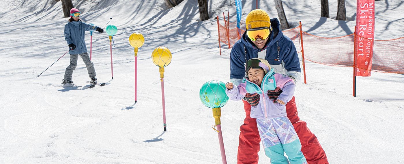 寬廣的緩坡地形多，非常推薦家庭滑雪！一起閃避球體，練習轉彎！