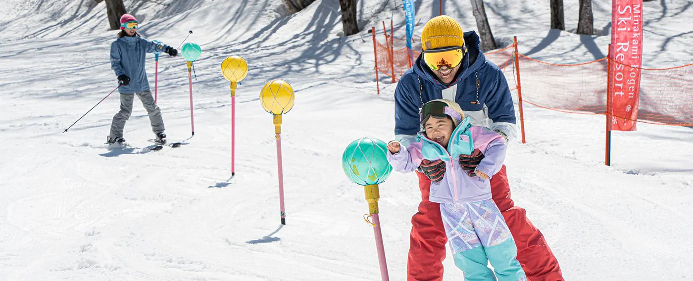 寬廣的緩坡地形多,非常推薦家庭滑雪!一起閃避球體,練習轉彎!