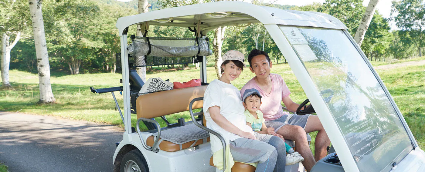 搭乘爸爸駕駛的球車,一起悠遊高爾夫球場吧!