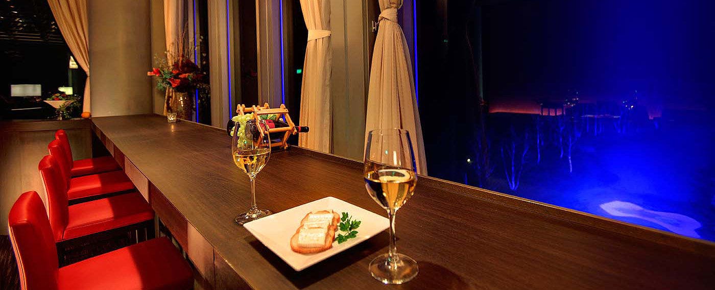 夜のひと時を、最上階のBar「月夜の」でお寛ぎください。