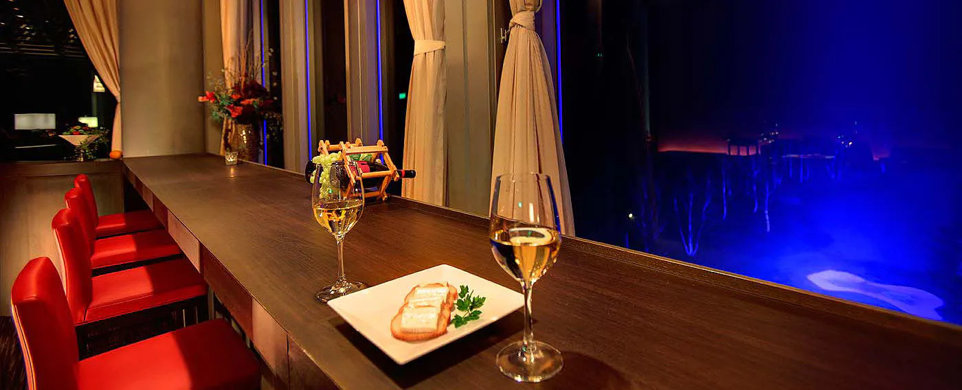 夜のひと時を、最上階のBar「月夜の」でお寛ぎください。
