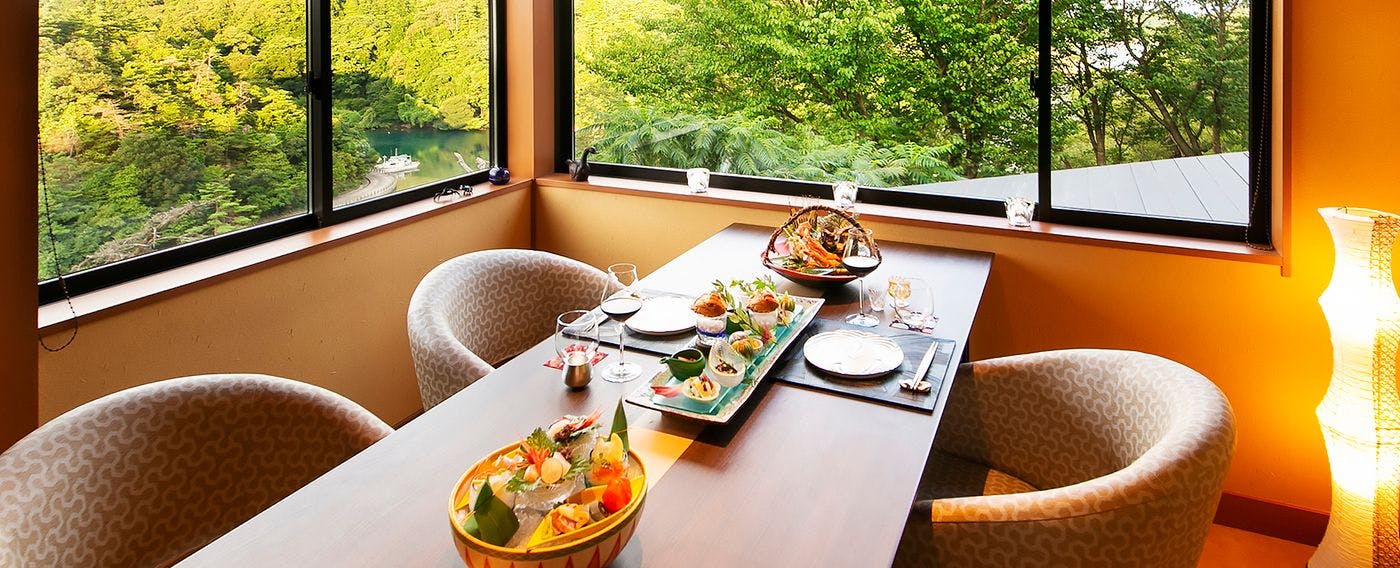 海のすぐそばのお食事処