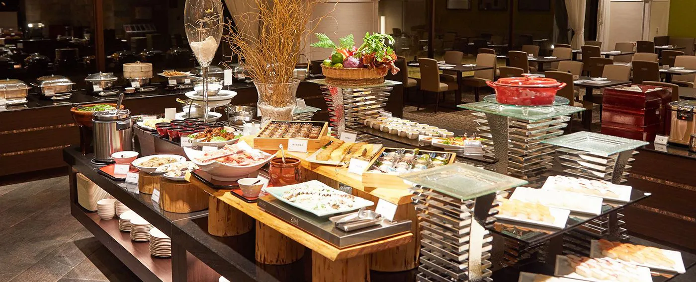 一番人気の約40種の夕食ブッフェ