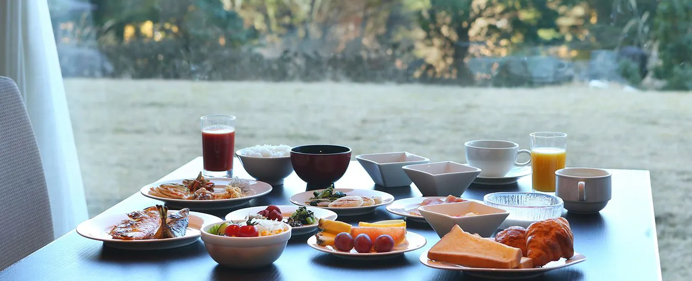 落ち着いたレストランにて富士山を眺めながら朝食を味わう