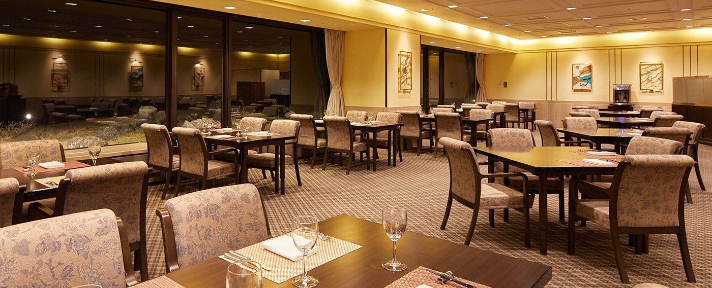 雄大な景観と共に料理を愉しめるコース料理専用レストラン