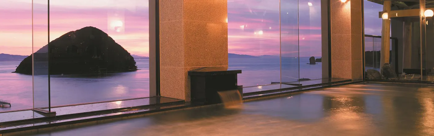 浅虫温泉 南部屋・海扇閣:夕暮れの大浴場