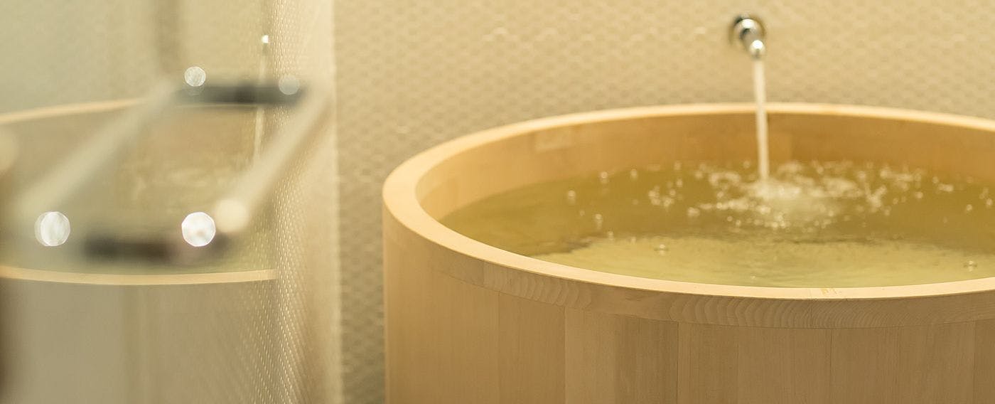 檜の浴槽（本館デラックスツインルーム）