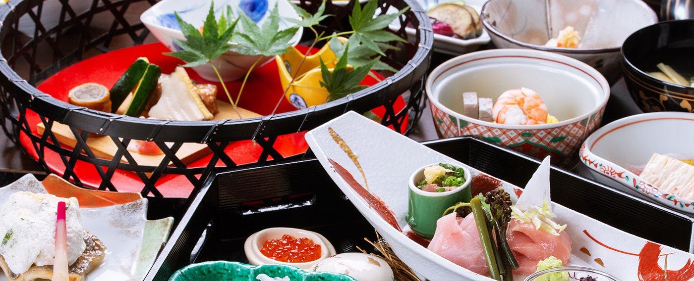 【季節の会席】旬のものを取り入れた会席を月替わりでご用意。