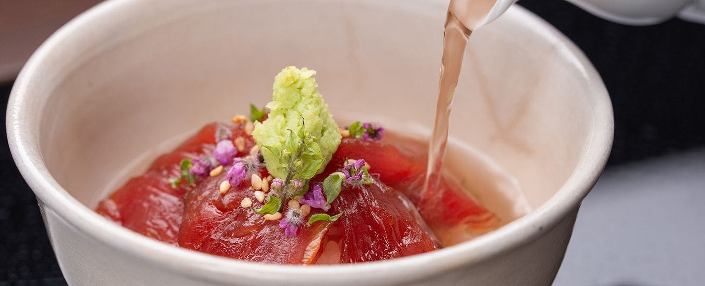 【別注：まぐろ漬けほうじ茶漬け】一口目は漬け丼、ほうじ茶を入れて二口目はお茶漬け