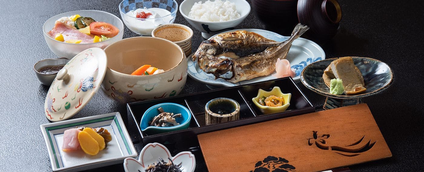 【朝食】駿河の名産：干物を始め、黒はんぺんなどご当地の味覚も取り込んでご提供いたします。
