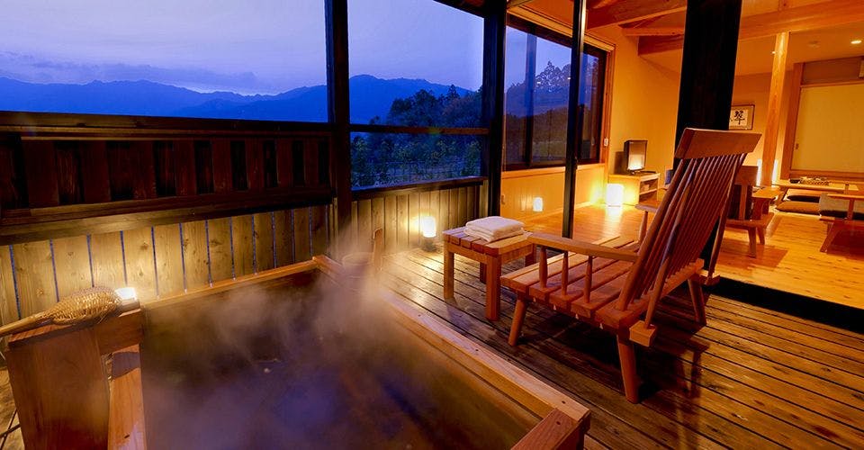 อ่างอาบน้ำกึ่งกลางแจ้ง