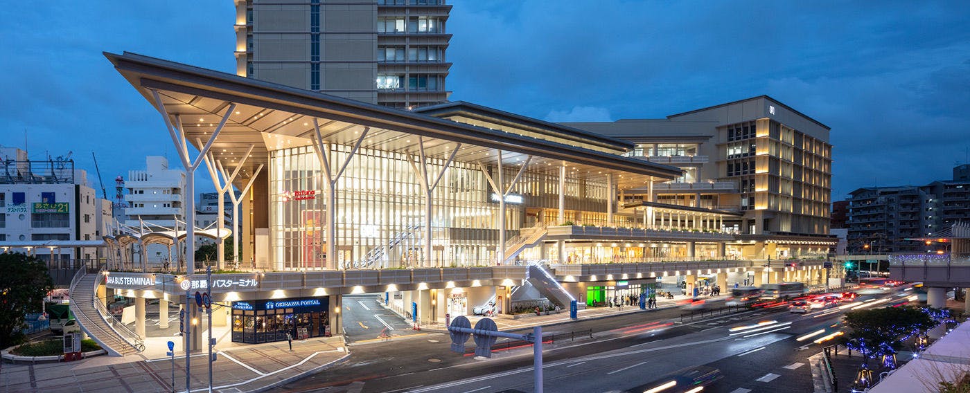 【나하 버스터미널】오키나와 섬 최대 규모의 버스터미널. 아사히바시역과 직결.
