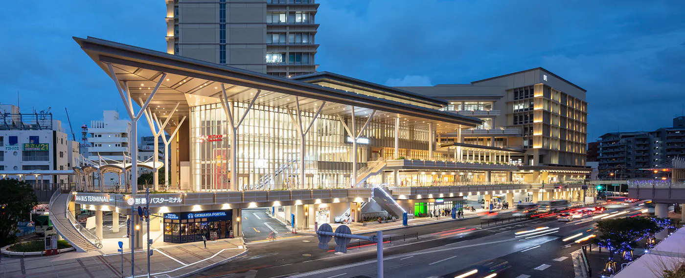 【나하 버스터미널】오키나와 섬 최대 규모의 버스터미널. 아사히바시역과 직결.