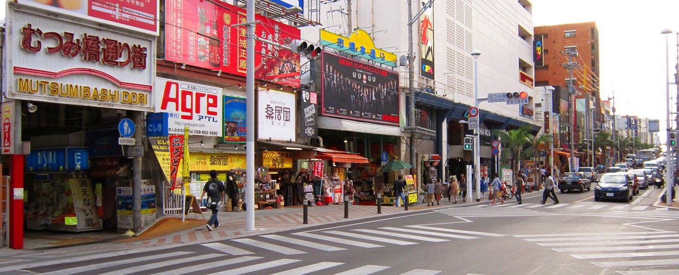 【국제거리】기념품 가게, 백화점, 오키나와 요리점 등이 줄지어 있어 쇼핑과 식사를 즐길 수 있는 관광 명소