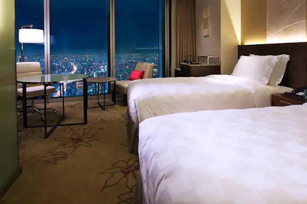 Kamar Superior
Nikmati pemandangan yang terbentang di luar jendela besar dengan santai.