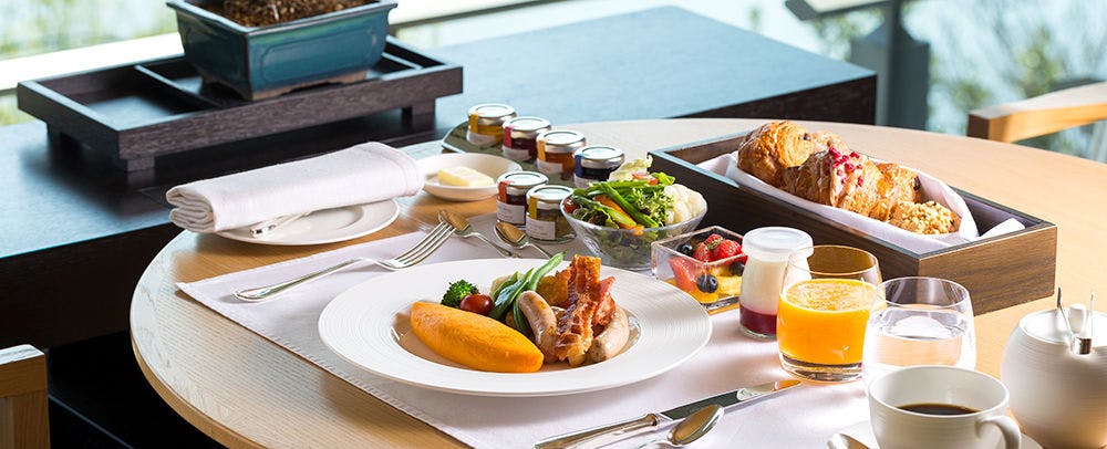 客室「グランドデラックスカモガワリバービュー」から鴨川を眺めながら朝食を