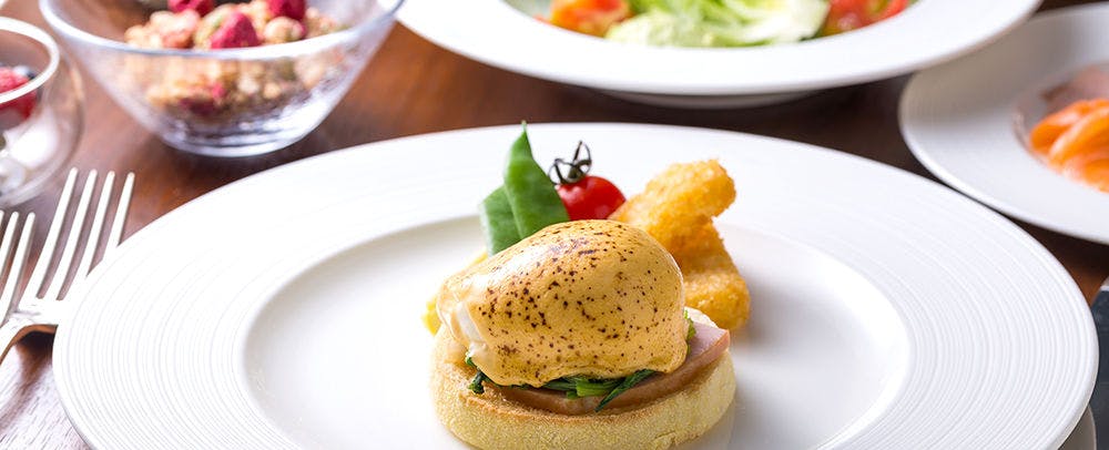 33種の天然ハーブを餌に育てられた鶏の卵で作り上げる出来立てのエッグベネディクト