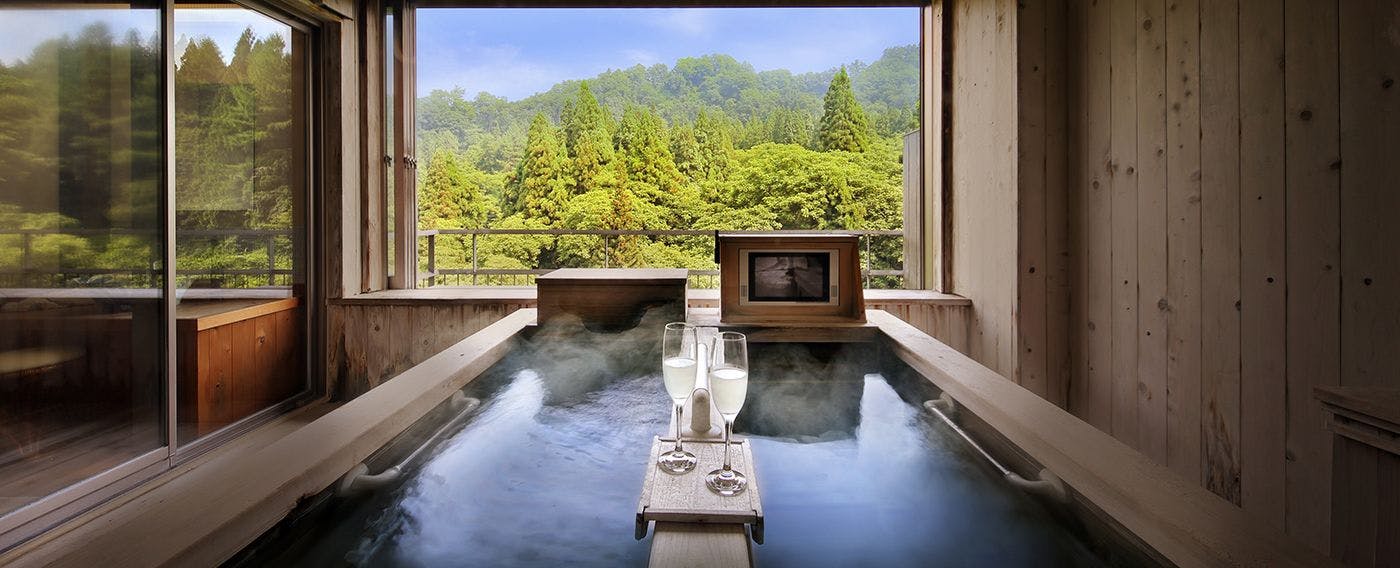 ห้องพักพร้อมอ่างนอนกึ่งกลางแจ้ง