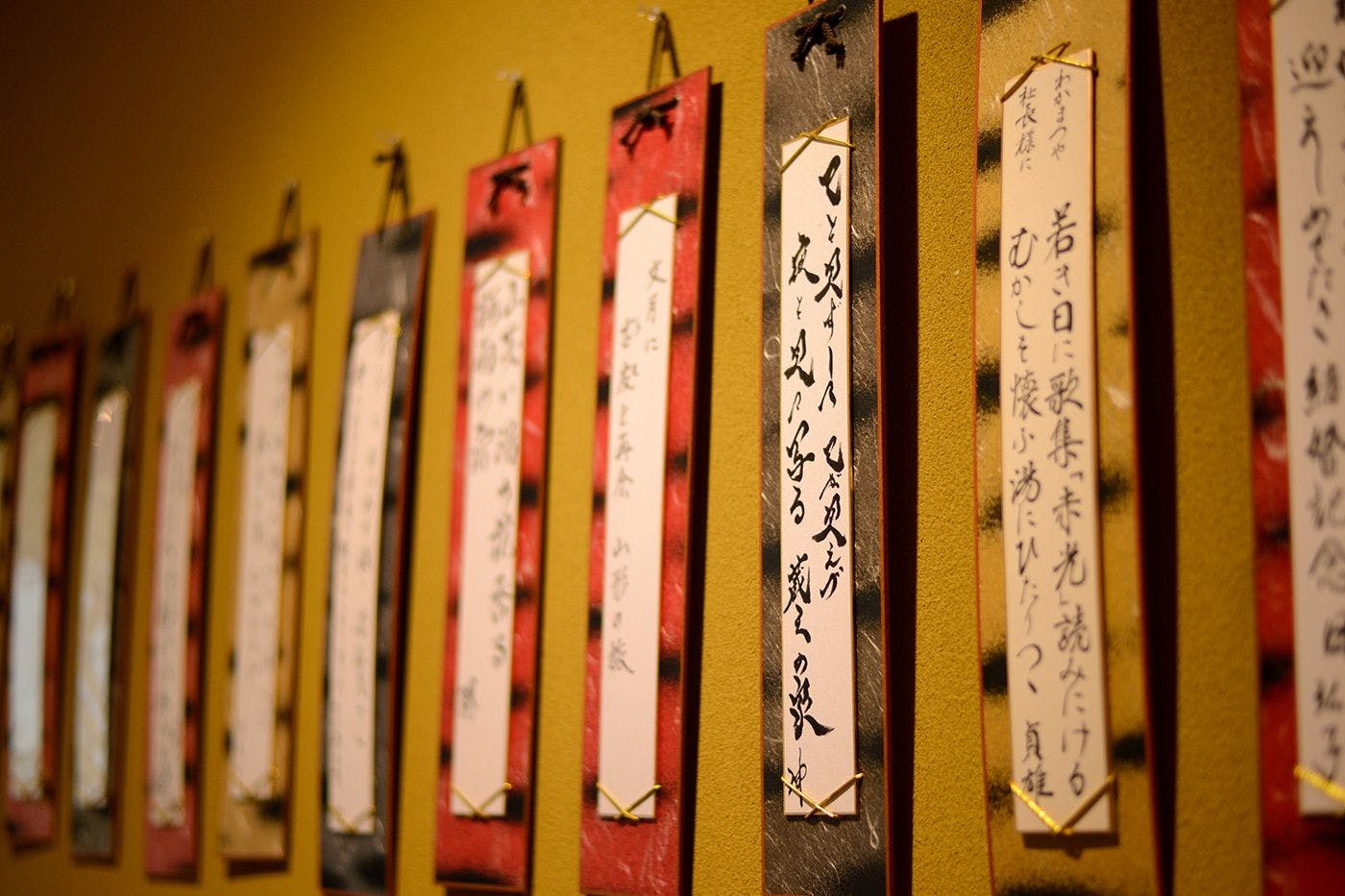 お客様がご滞在中詠まれた和歌を館内にいたるところで展示させていただいております