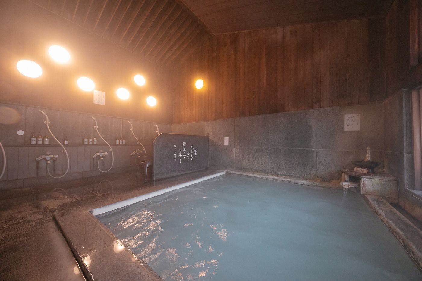 【内風呂】自家源泉かけ流しのお湯でゆったりと