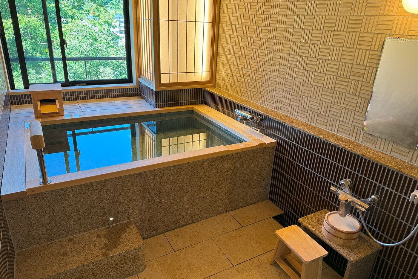 【半露天付客室】ゆったりとしたお風呂で気ままにのんびり ※温泉ではございません