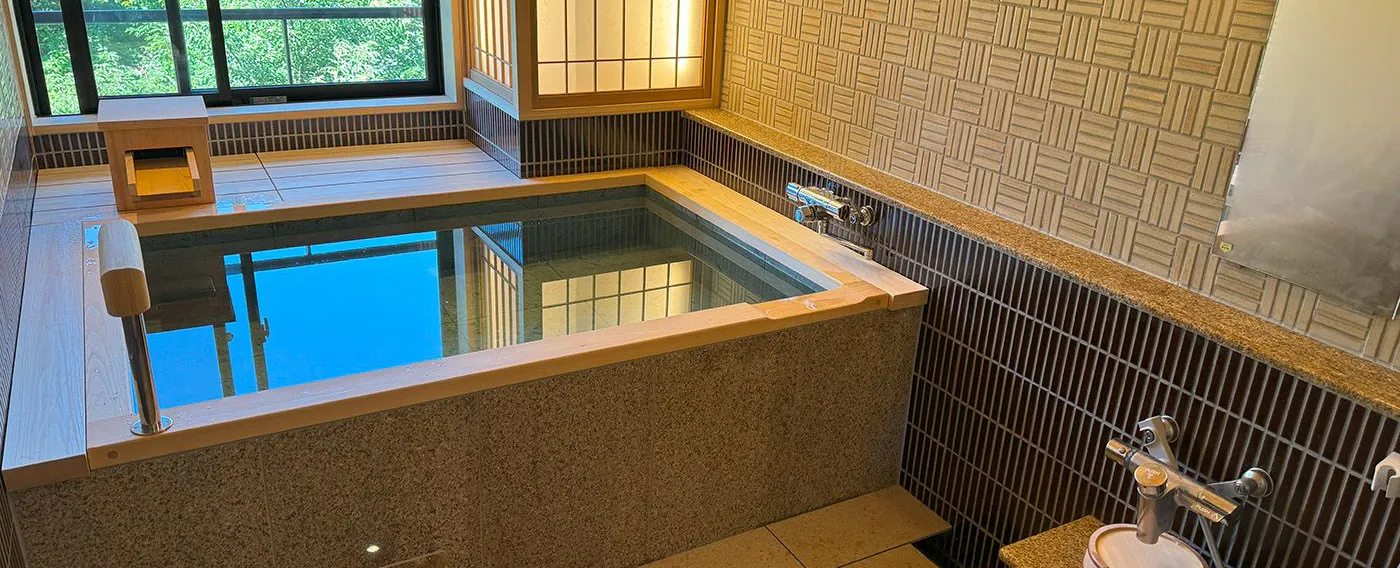 【半露天付客室】ゆったりとしたお風呂で気ままにのんびり ※温泉ではございません