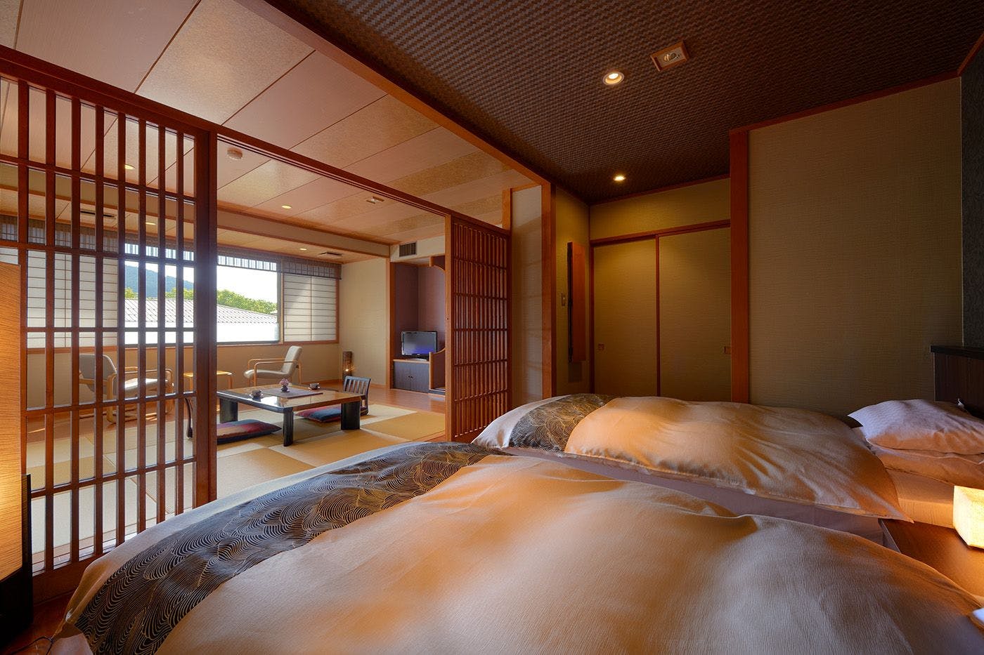 【和洋室15帖】シモンズ製マットレスでぐっすりとお休みいただけます