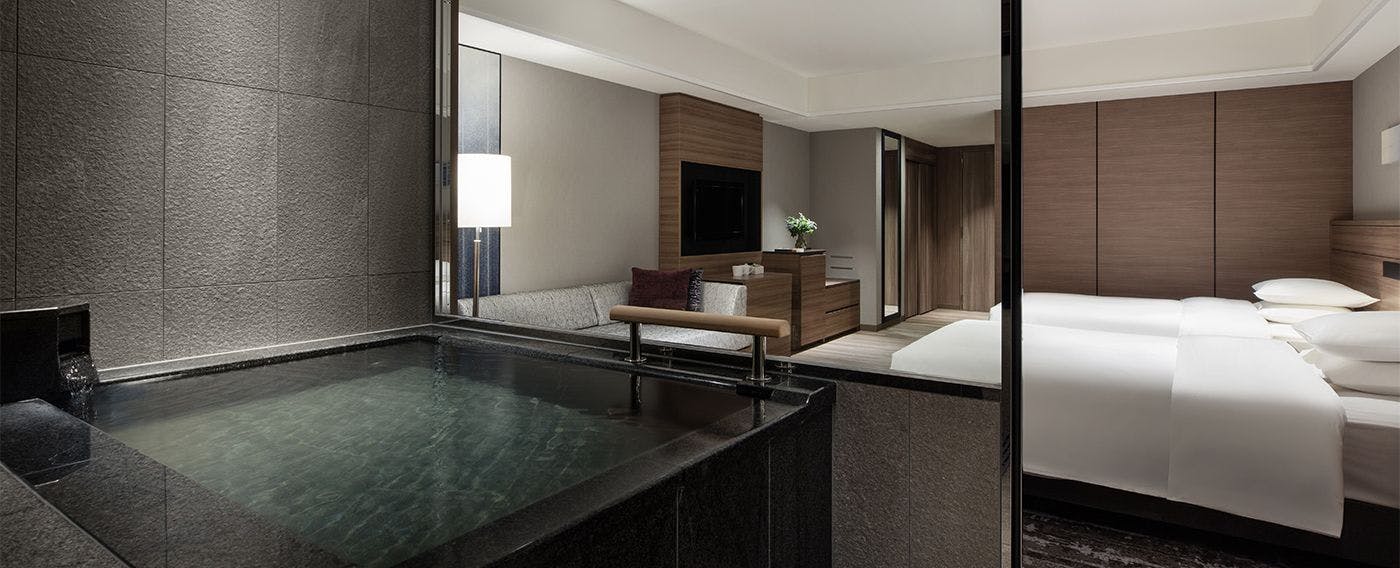 ห้องพรีเมียมเตียงคู่พร้อมอ่างอาบน้ำวิวน้ำพุร้อน.