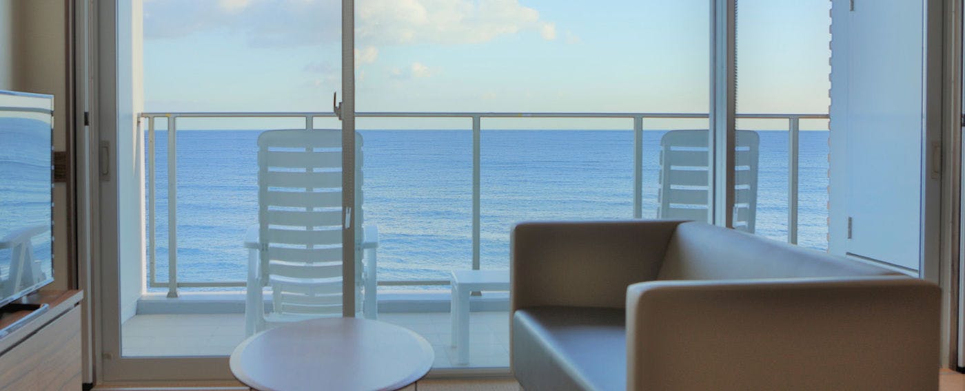 창밖으로 펼쳐진 바다를 바라보며 평온한 하루를 보내세요.