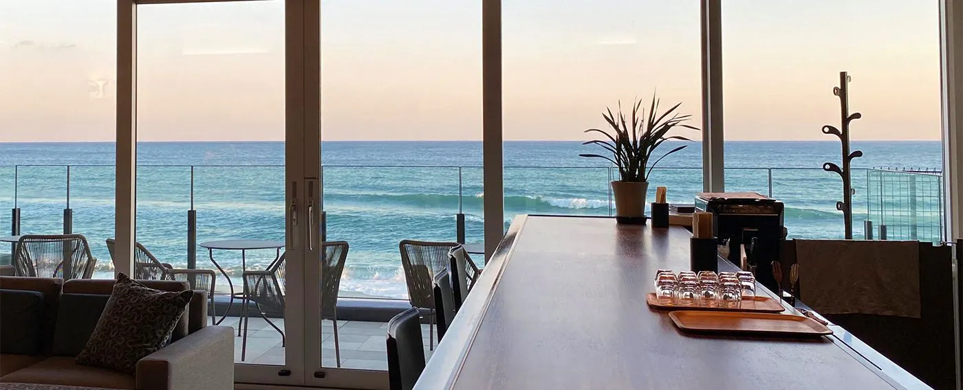 파도 소리가 울려 퍼지는 편안한 테라스.