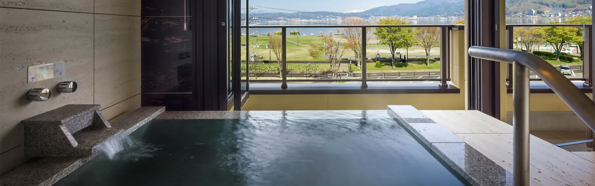 湖畔の洋館かたくらシルクホテル