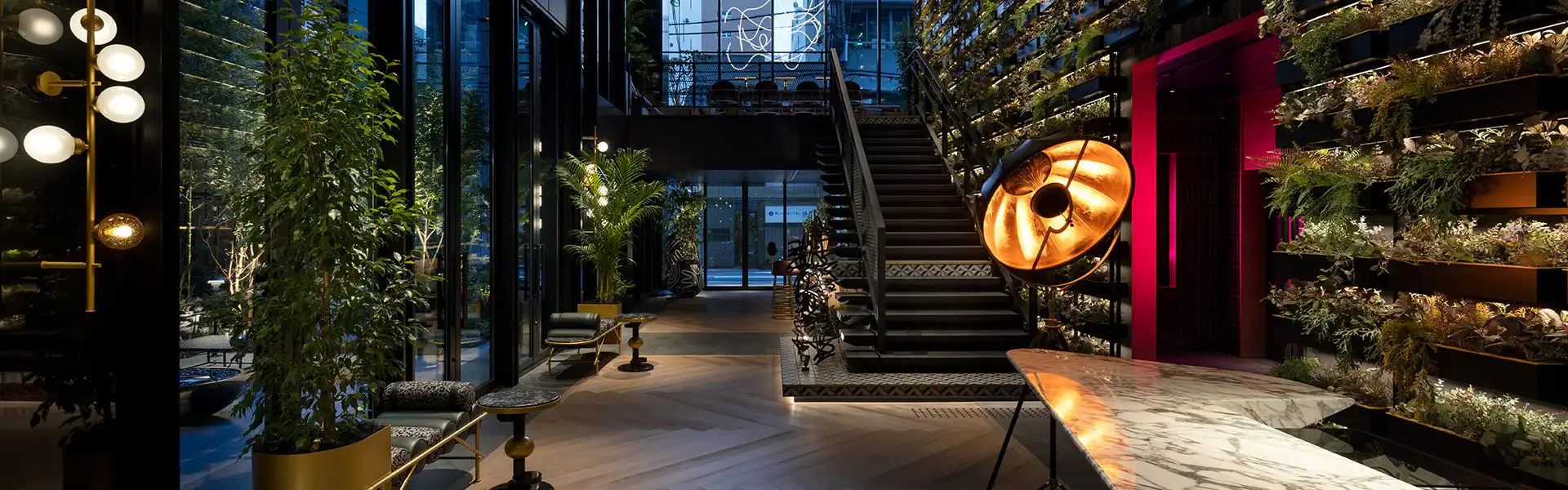 1階ロビー 吹き抜け空間までダイナミックに展開される、グリーンポッドウォール