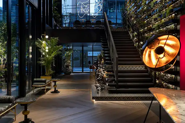 กำแพง Green Pod ขยายตัวอย่างมีพลังไปยังพื้นที่โถงในล็อบบี้ชั้น 1