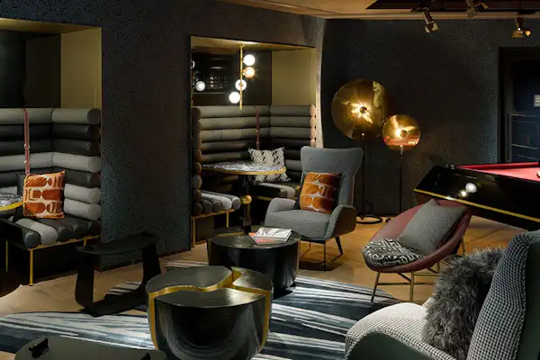 เลานจ์ชั้น 2 - เพลิดเพลินกับช่วงเวลาสบาย ๆ พร้อมกับผลงานศิลปะ.