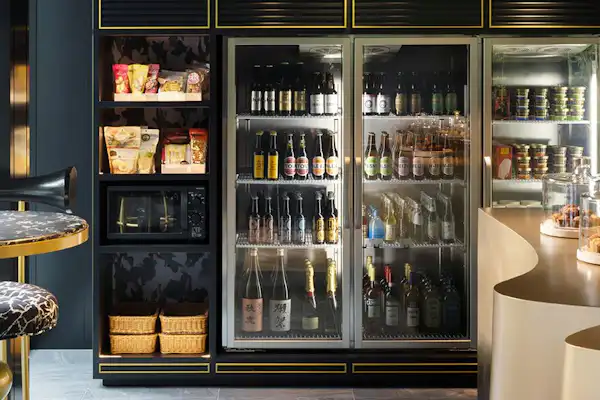 สินค้าที่จัดแสดงในตู้โชว์ของ SHOP M ชั้น 1 ได้รับการคัดเลือกภายใต้ธีม 'OSAKA CRAFT'