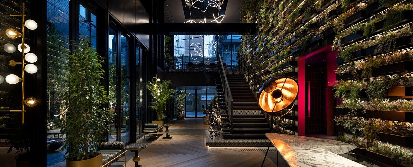 1階ロビー｜ダイナミックに展開されるグリーンポッドウォール