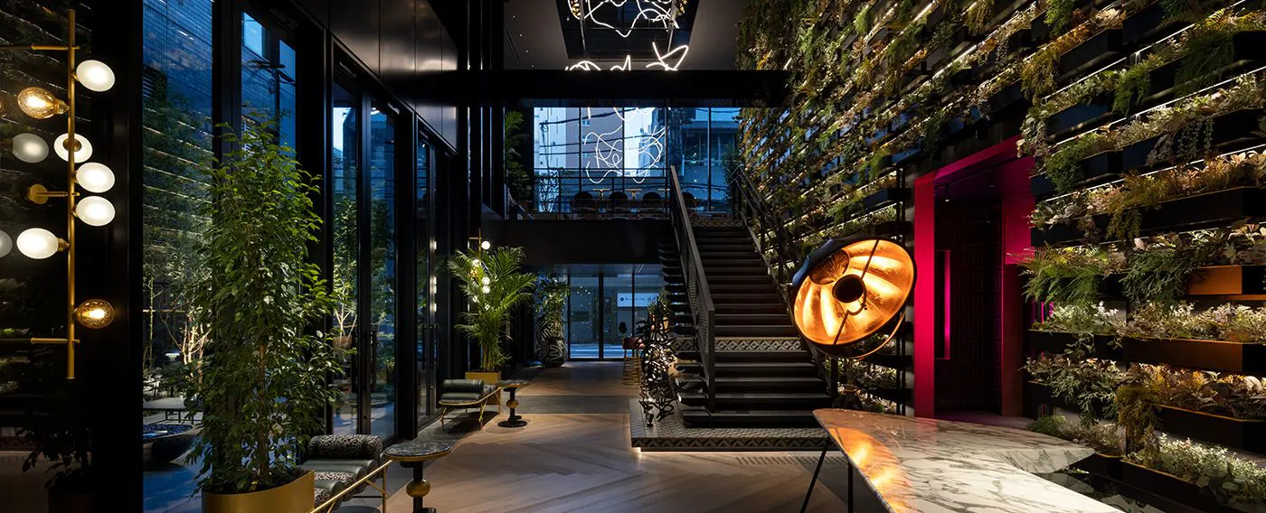 1階ロビー|ダイナミックに展開されるグリーンポッドウォール