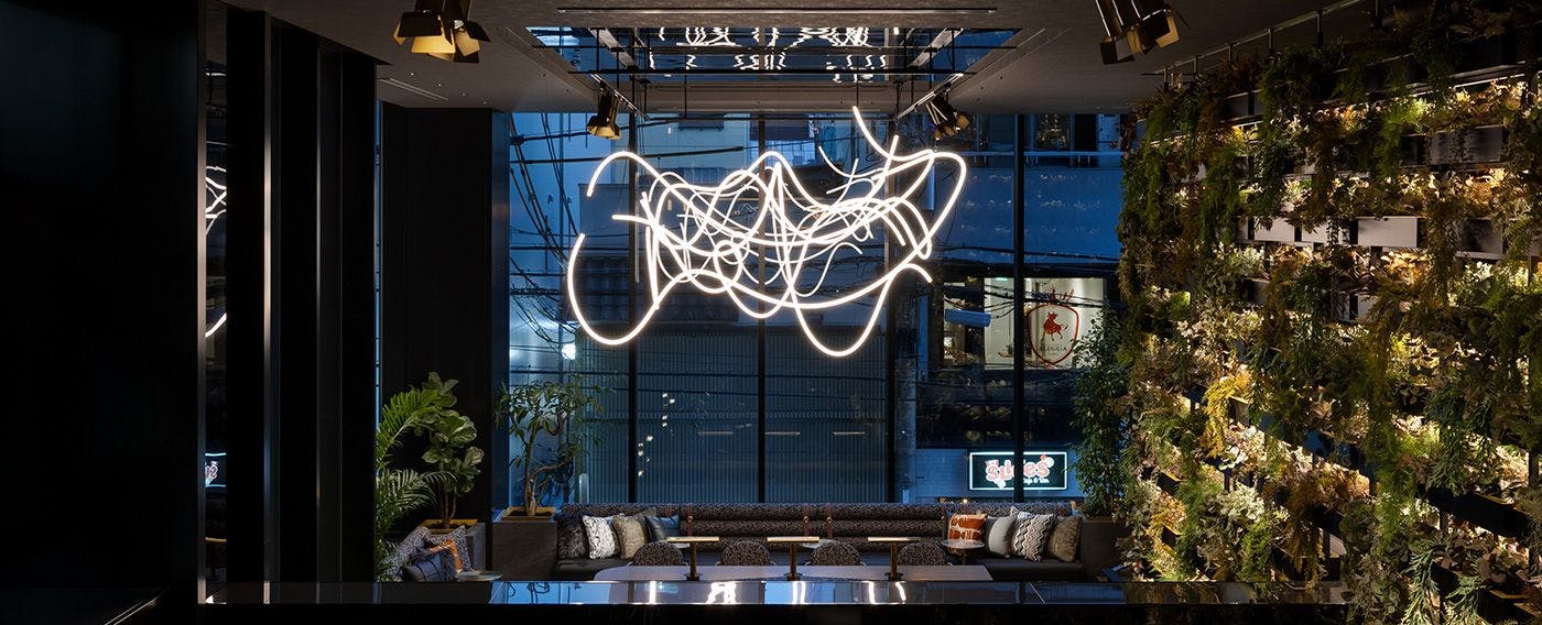 1階ロビー｜全体が光と緑に満ちた、コートヤードの様なロビー