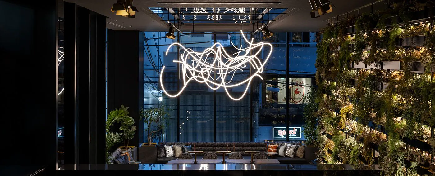 1階ロビー|全体が光と緑に満ちた、コートヤードの様なロビー