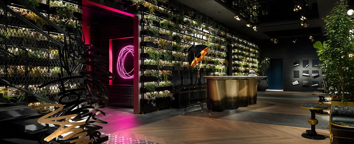 1階ロビー|遊び心溢れたラグジュアリー空間