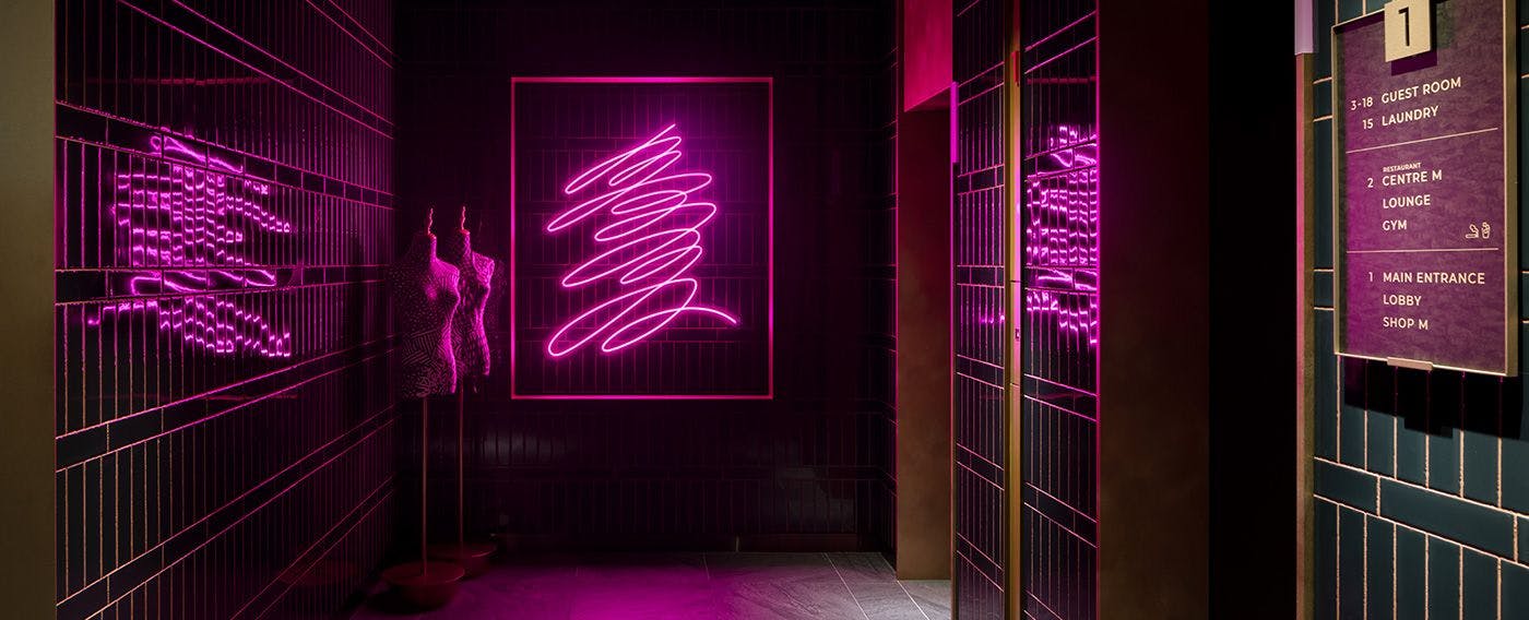 共用部｜ファッショントルソーとネオンアート